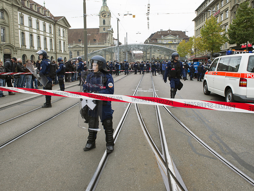 Police et manifestants jouent au chat et à la souris à Berne