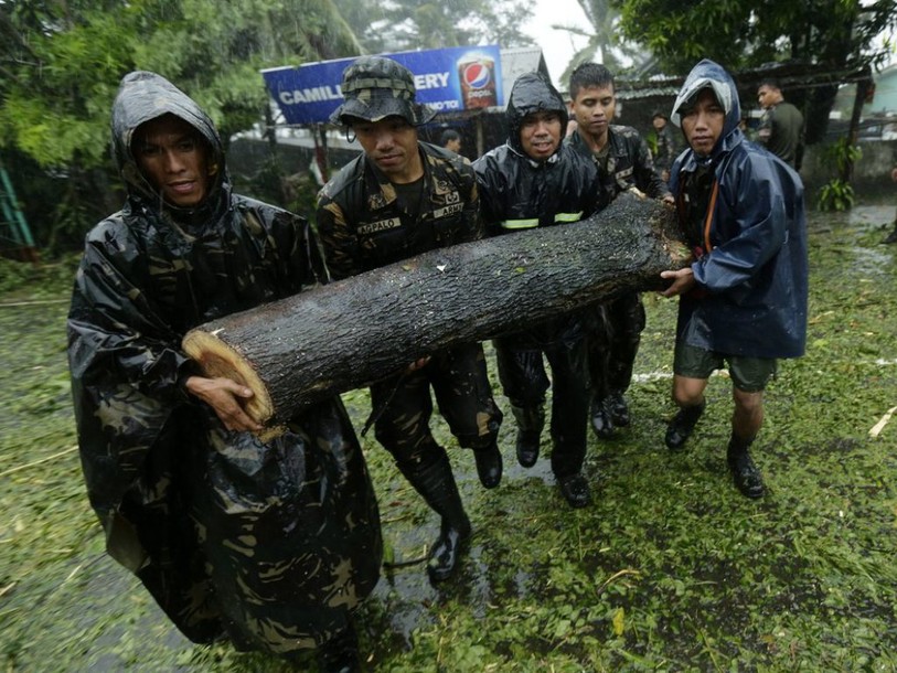 Le puissant typhon Koppu sévit dans le nord des Philippines