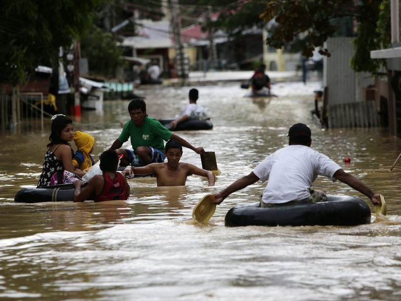 Le typhon Koppu déverse des torrents d'eau sur les Philippines