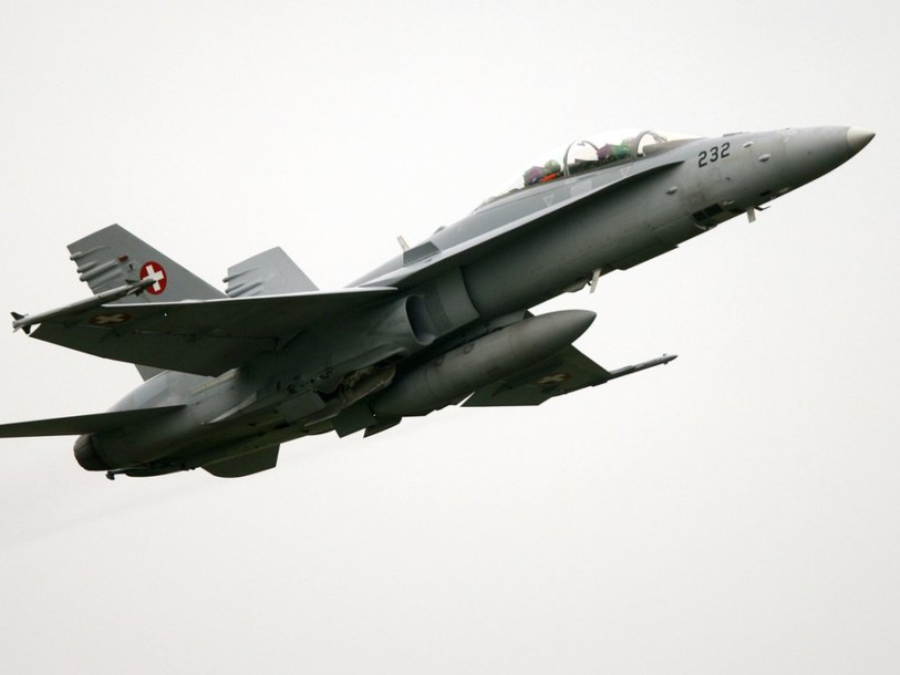 Un F/A-18 approche un avion russe: Berne se justifie et s'excuse
