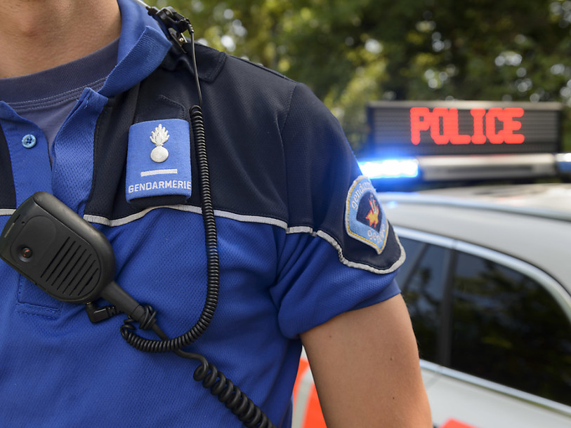 Un cycliste abandonné à son sort après 260 mètres sur un capot