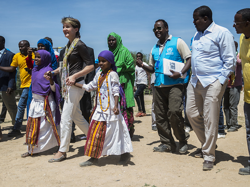 La présidente de la Confédération visite un camp de réfugiés