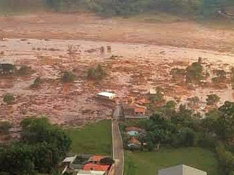 La rupture d'un barrage minier engloutit des maisons au Brésil