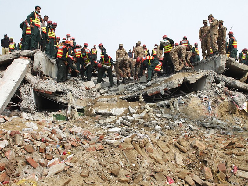 Usine effondrée au Pakistan: peu d'espoir de trouver des survivants