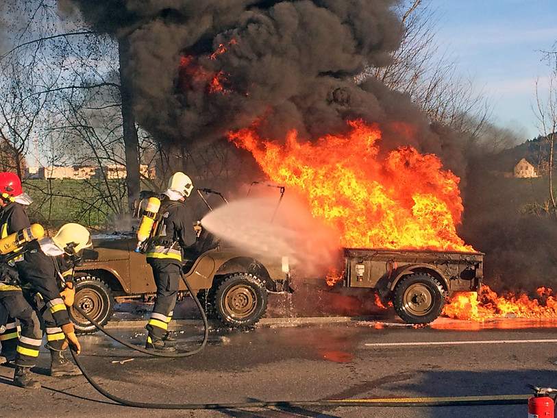 Une jeep et une remorque prennent feu dans une station-service