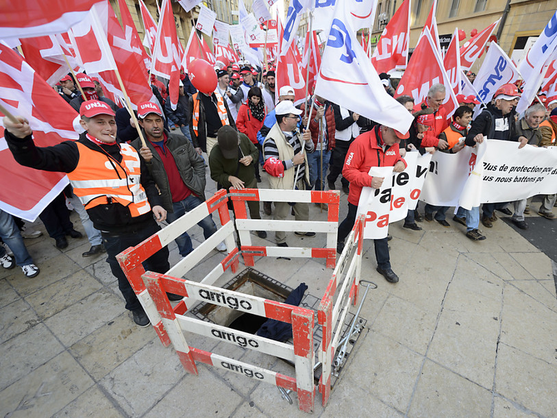 Les maçons et les fonctionnaires défilent ensemble à Genève