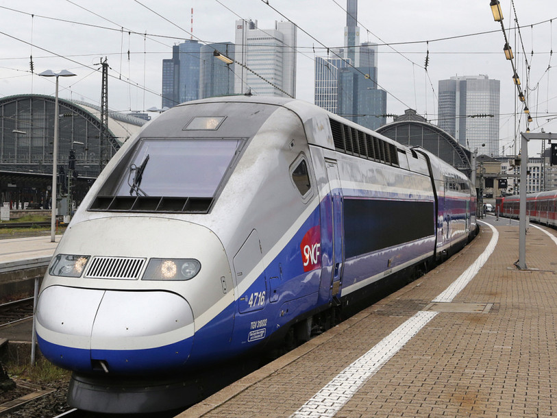 Une rame d'essai d'un TGV déraille en Alsace: au moins dix morts