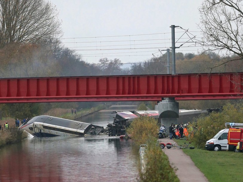 Accident de TGV: la motrice a percuté le pont avant de dérailler