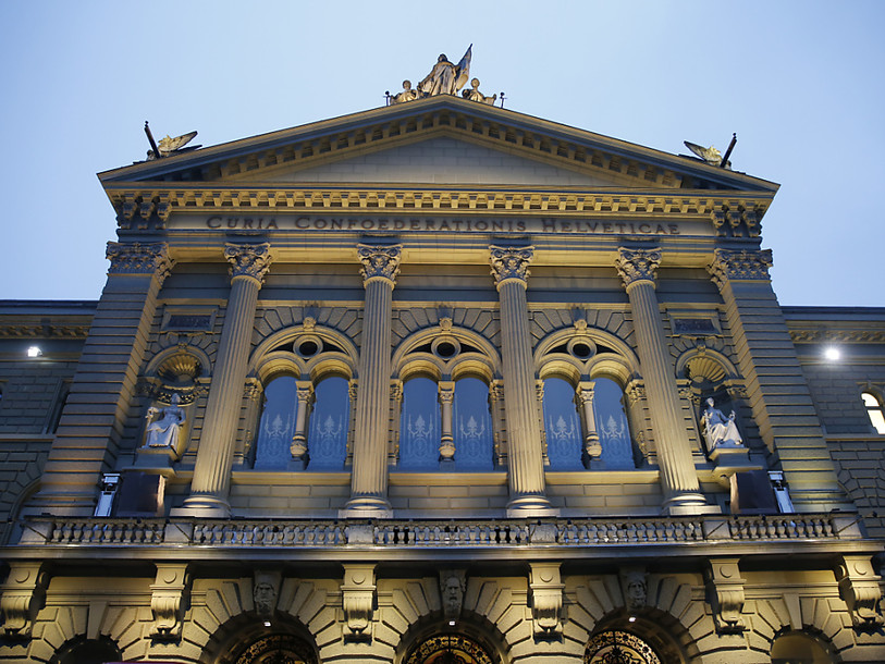 Palais du Parlement aux couleurs de la France lundi soir