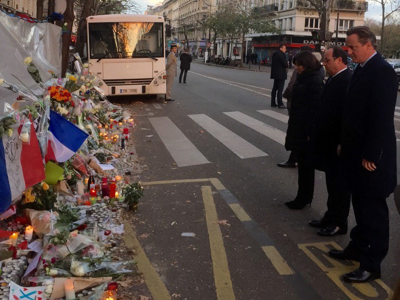 François Hollande et David Cameron se recueillent au Bataclan