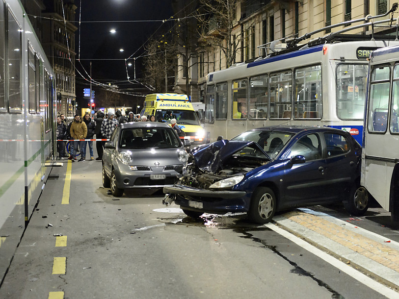 Une voiture percute le LEB, puis un bus à Lausanne