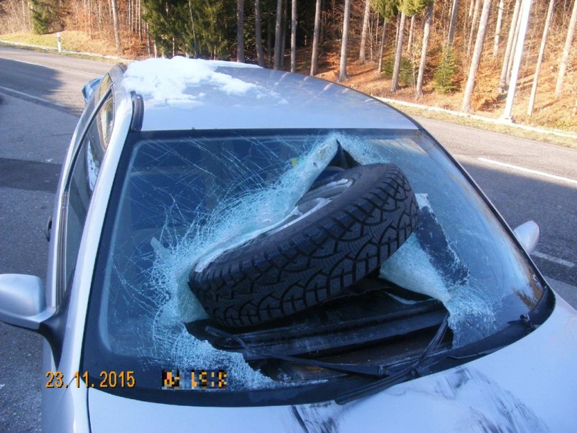 Un conducteur perd une roue de son véhicule à Epagny (FR)
