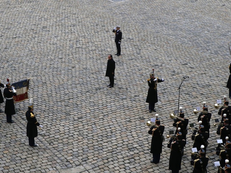 Hommage solennel aux 130 morts et 350 blessés des attentats à Paris