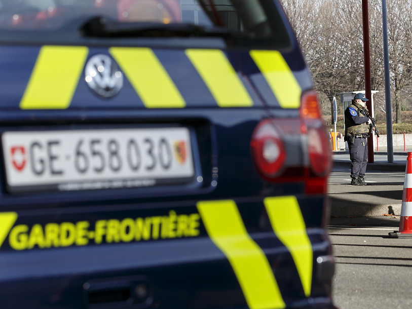 La police ferme une route à Genève et arrête une voiture suspecte