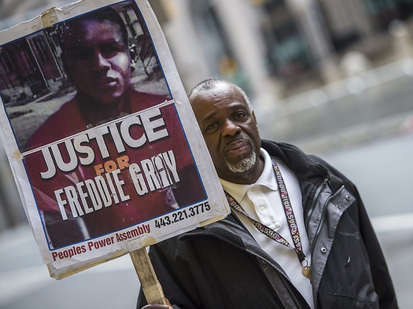 Noir tué à Baltimore par six policiers: le procès annulé