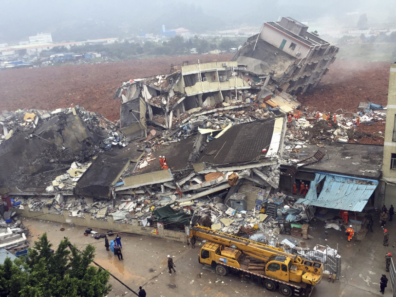 Un glissement de terrain fait cinquante-neuf disparus en Chine