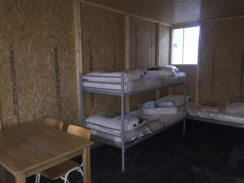 Des cabanes en bois aggloméré remplacent les installations Ikea