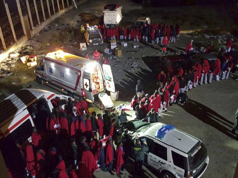 Des centaines de migrants prennent d'assaut la frontière à Ceuta