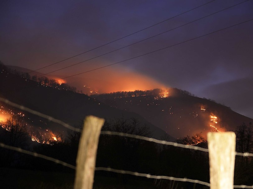 Les pompiers combattent une centaine de feux de forêt en Espagne