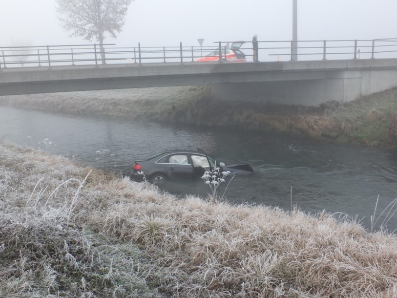 Une voiture tombe d'un pont dans un canal à Kriessern (SG)