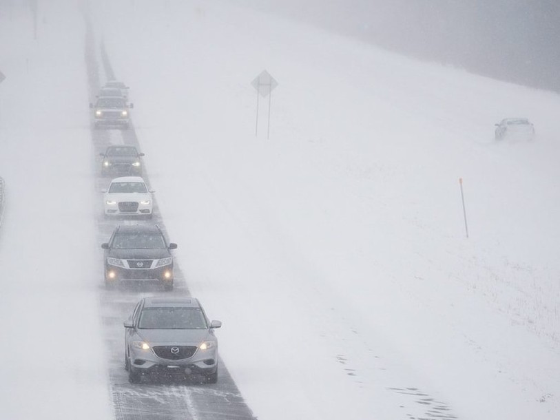 Neige et pluies verglaçantes compliquent les transports au Canada