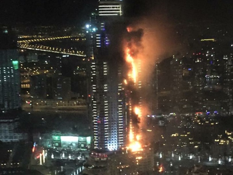 Feux d'artifice dans le ciel de Dubaï en dépit d'un grand incendie