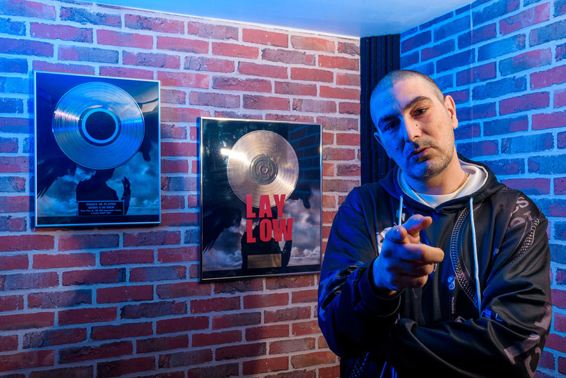 DJ Idem avec des Disques d'or et de platine. Une récompense dont le Delémontain entend profiter pour la suite de sa carrière musicale (photo: Maxime Guillemeau).