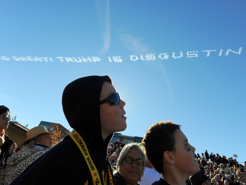 Des slogans hostiles à Donald Trump dans le ciel de Pasadena