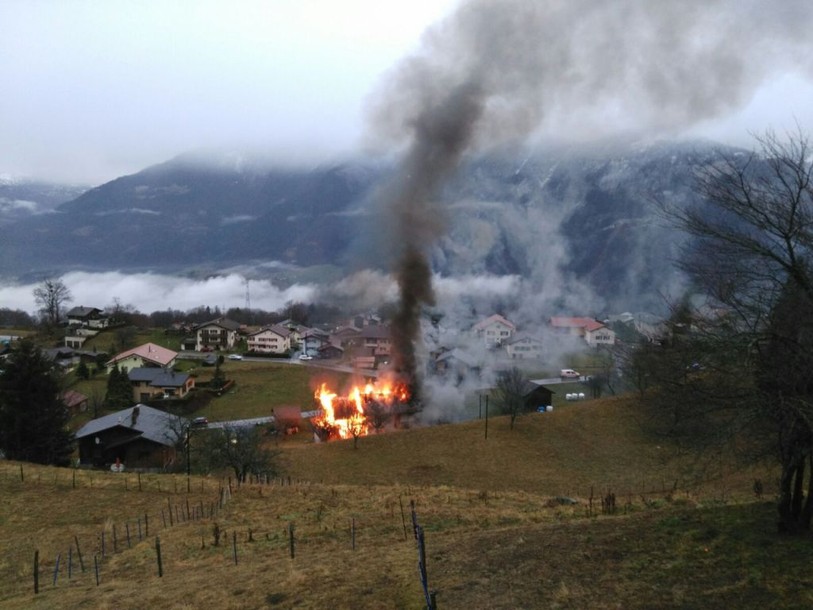 Une grange en flammes à Vérossaz (VS)