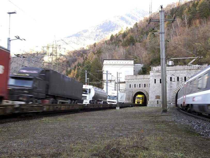 Plus de 100'000 camions ont utilisé l'autoroute roulante en 2015