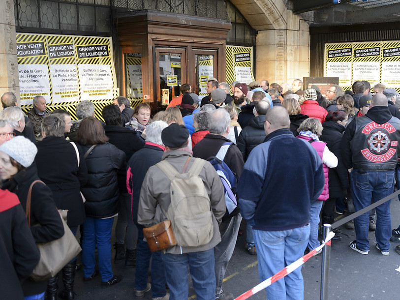 La vente du mobilier du Buffet de la gare de Lausanne fait un tabac