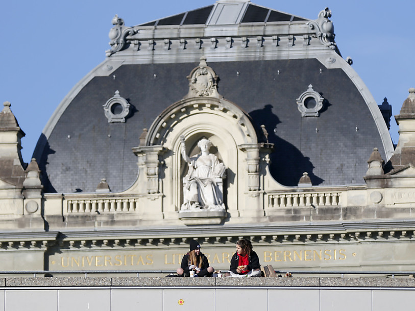 L'Université de Berne porte plainte contre des prête-plumes