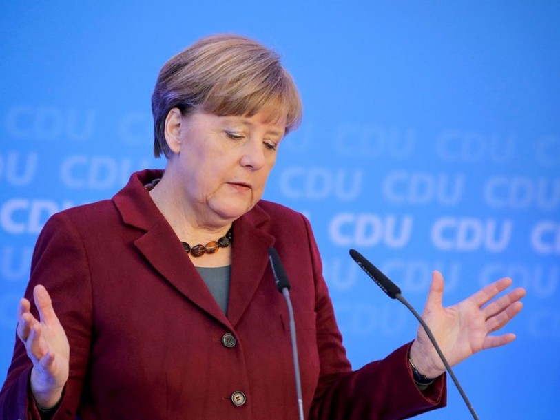 Violences contre des femmes: Merkel durcit le ton sur les réfugiés