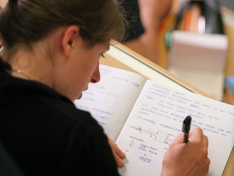 Les profs novices donnent de plus mauvaises notes aux filles