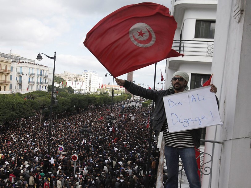 Des milliers de Tunisiens célèbrent l'anniversaire de la Révolution