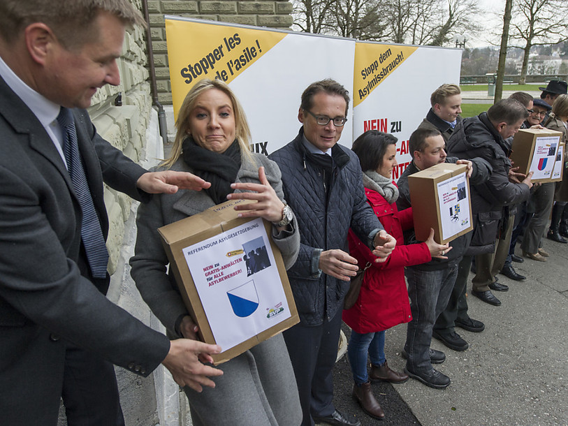 Le peuple devrait voter sur le référendum de l'UDC sur l'asile