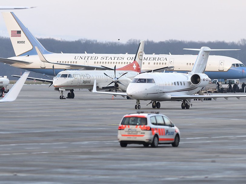 L'avion transportant les anciens détenus américains arrive à Genève