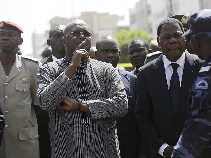 Le président du Bénin sur les lieux de l'attentat de Ouagadougou