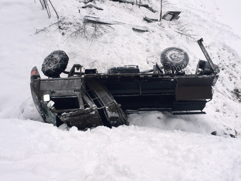Un camion militaire léger se renverse: huit blessés