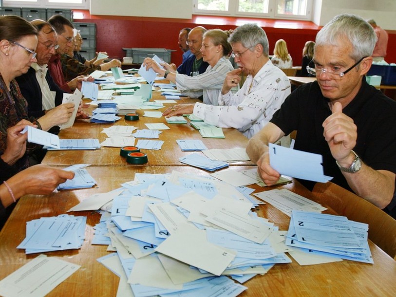 Sondage SSR: deux initiatives sur quatre décrochent un oui