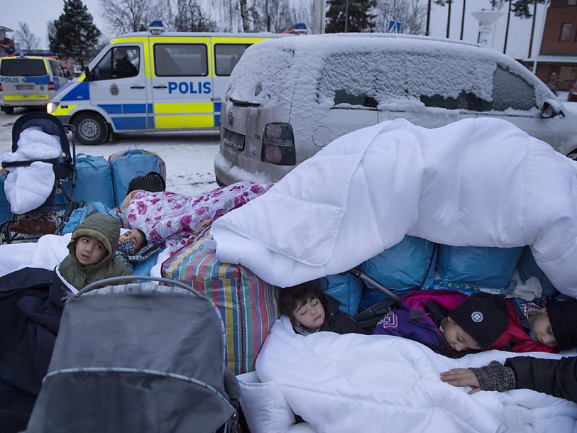 Des dizaines d'hommes masqués attaquent des migrants à Stockholm