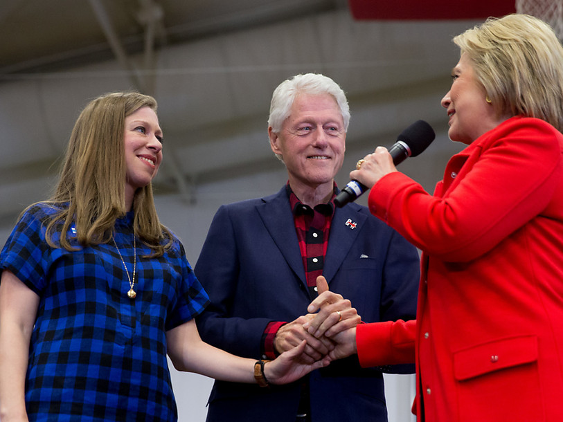 Trump et Clinton de peu en tête des sondages avant l'Iowa