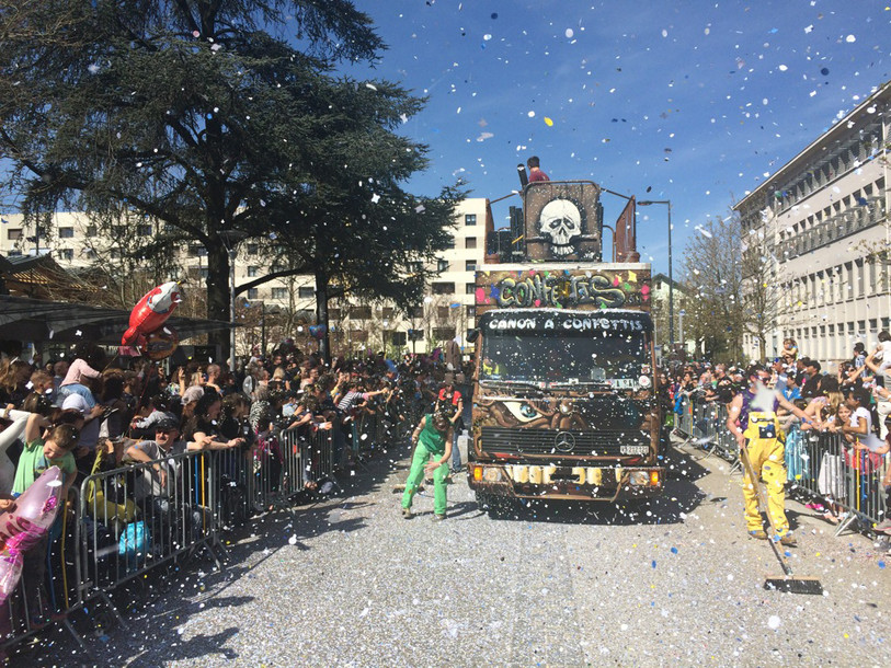 Un canon valaisan crache des tonnes de confettis