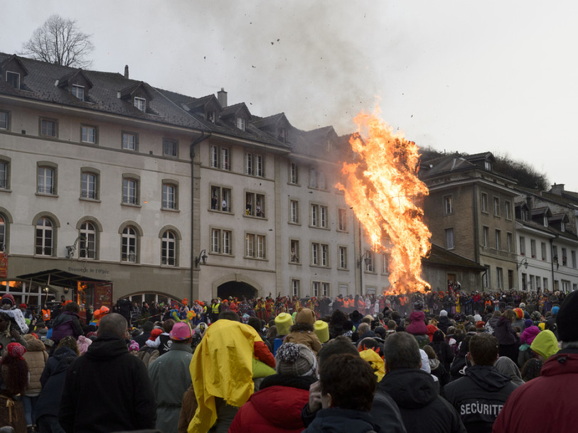 Affluence moindre aux carnavals romands à cause de la pluie