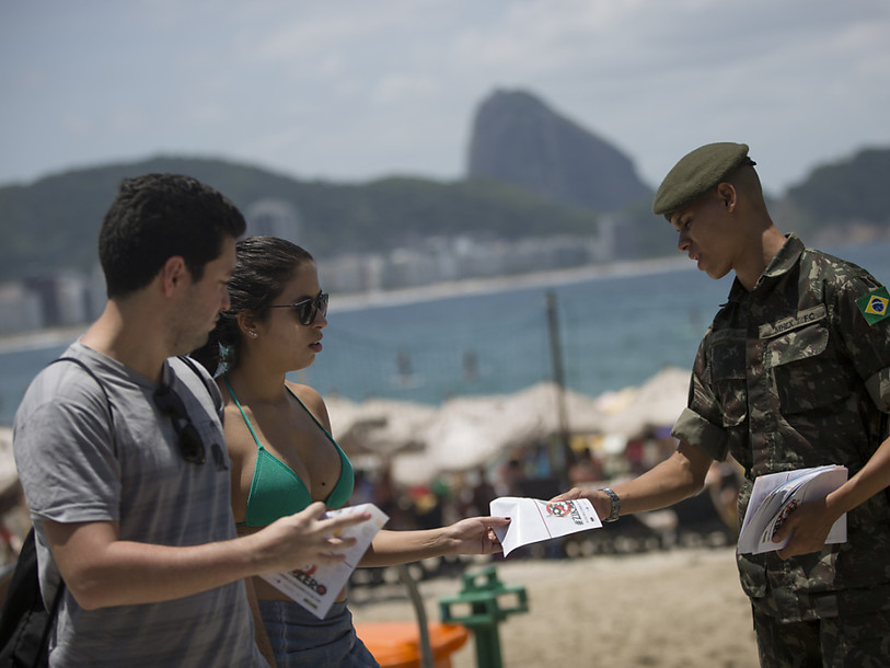 Zika: Dilma Rousseff relève ses manches au côté de l'armée