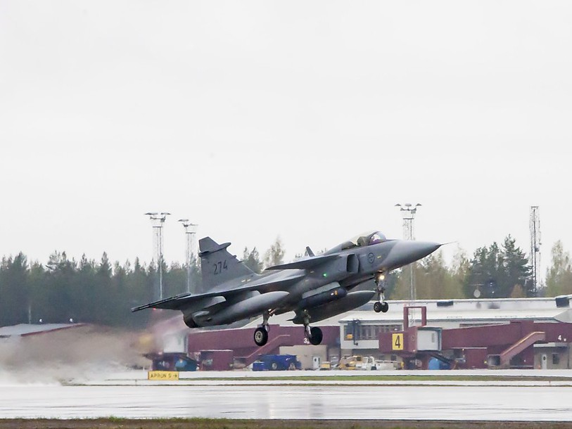Suède et France reparlent à la Suisse de leurs avions de combat