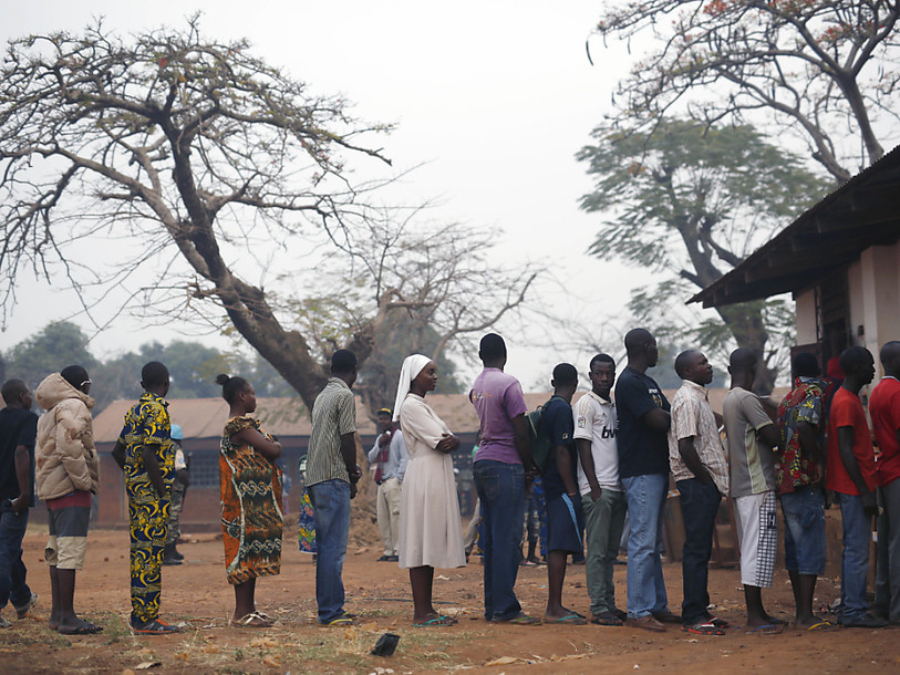 Présidentielle en Centrafrique: les électeurs votent pour la paix