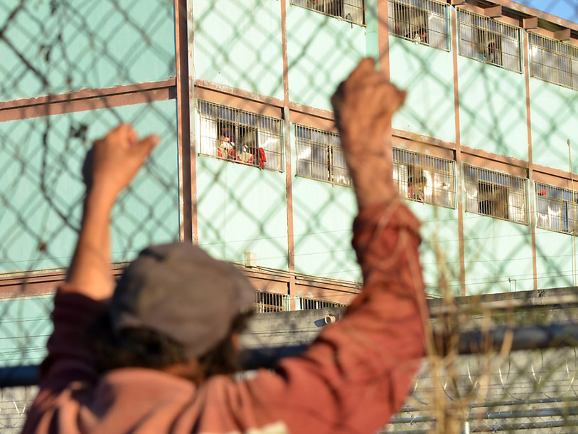 Saunas portatifs et lits géants et bar dans la prison mexicaine