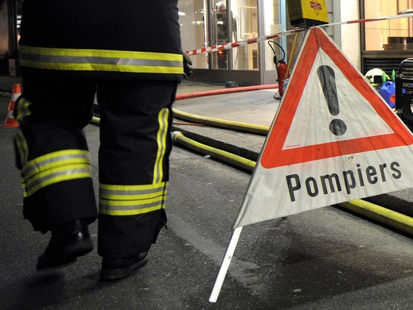 En voulant tamiser la lumière avec du papier, elle met le feu