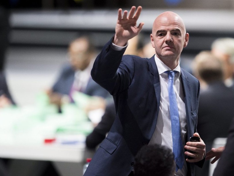 Le conseiller fédéral Guy Parmelin félicite Gianni Infantino
